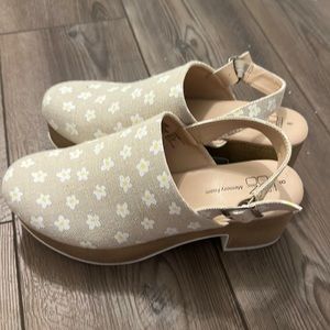 Women’s no boundaries daisy clogs size 8